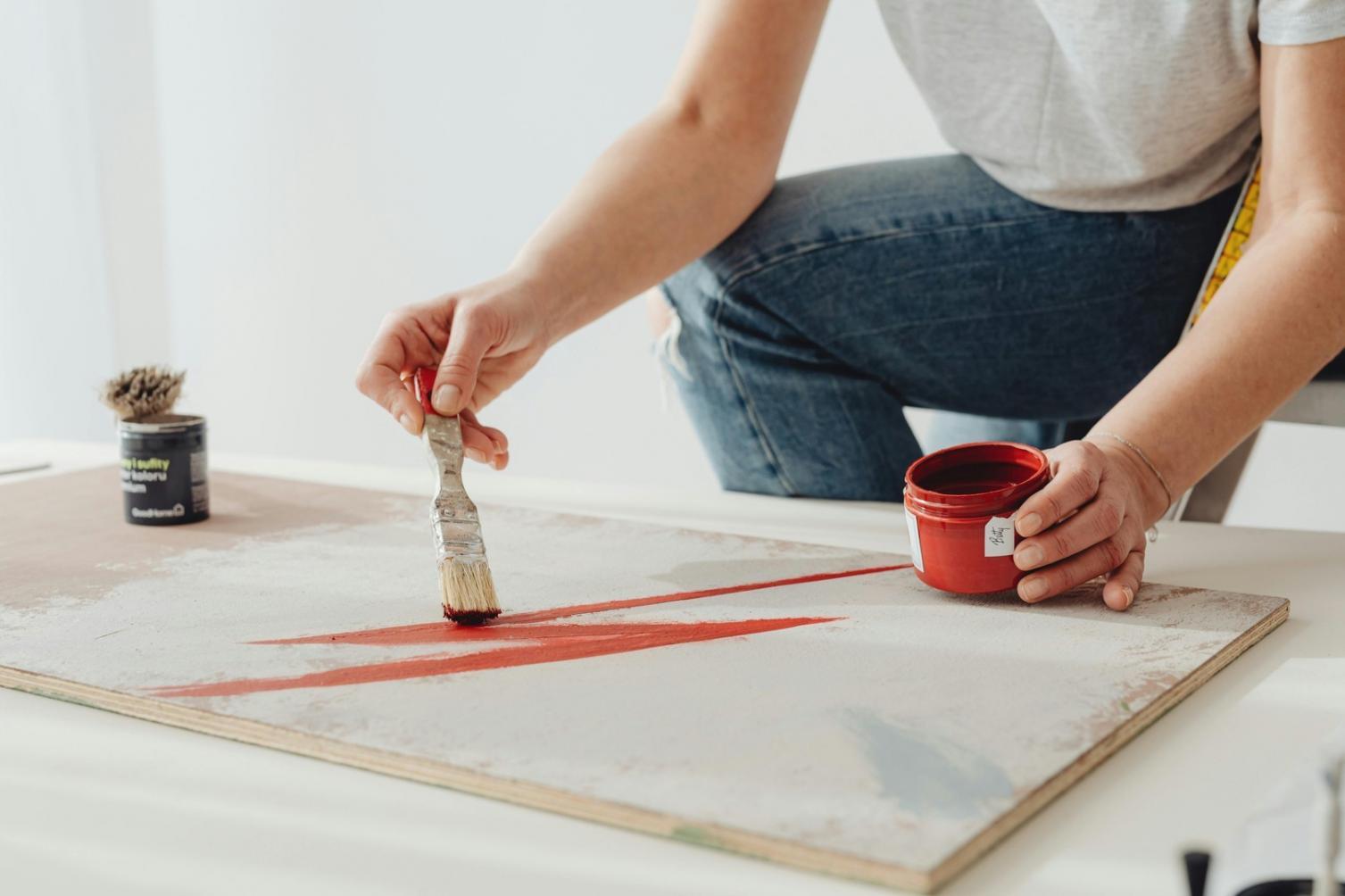 Dettaglio di allestimento con elementi naturali e ceramiche