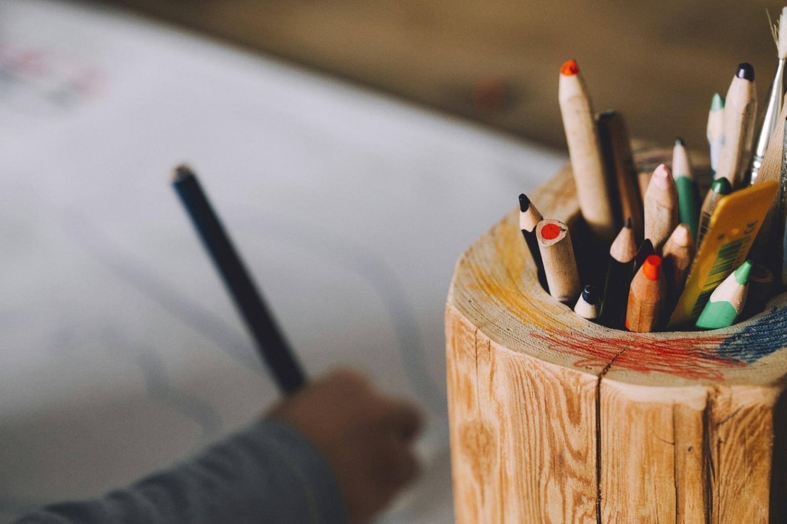 Angolo dello studio con composizione di oggetti e materiali didattici